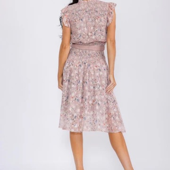 WOMEN'S SLEEVELESS SMOCK BELTED FLORAL PRINT MIDI DRESS IN MAUVE - Picture 4 of 4